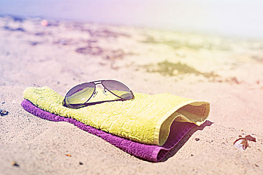 沙滩巾,墨镜,夏天