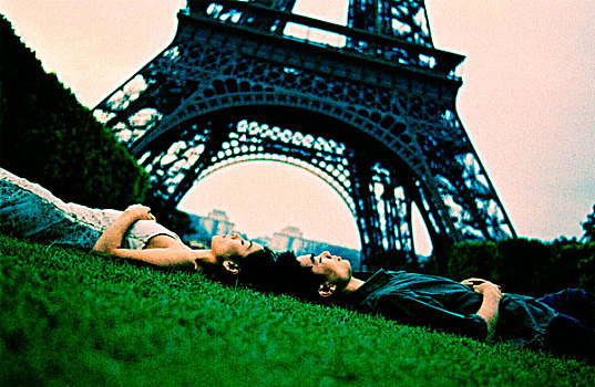 年轻,情侣,躺着,草,埃菲尔铁塔