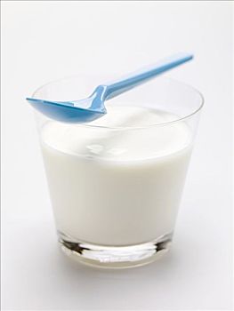 天然酸奶,玻璃,勺子
