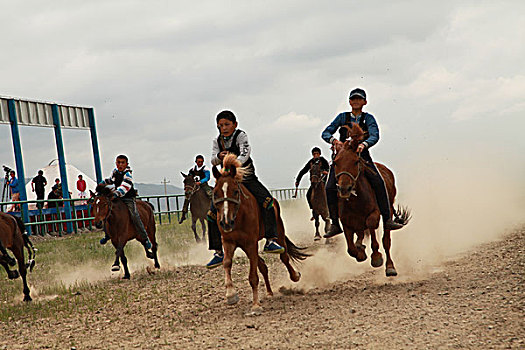 哈萨克族赛马节