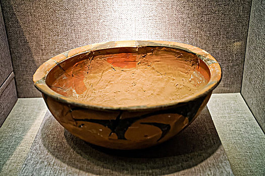 古代彩陶盆