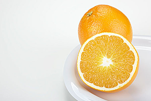 两个,橘子,甜橙,一个,水果,平分,白色,盘子