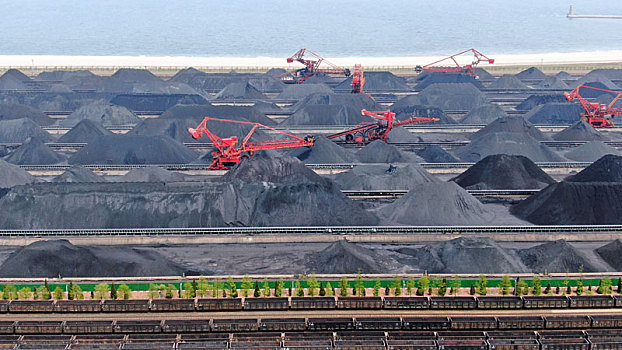 山东省日照市,航拍春天里的港口煤炭堆场,繁忙有序尽显蓬勃朝气与活力
