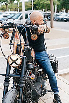 成年,雄性,时尚人士,两脚分开,摩托车,看,上方,肩部