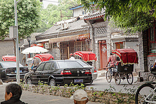 老北京胡同中的三轮旅游车