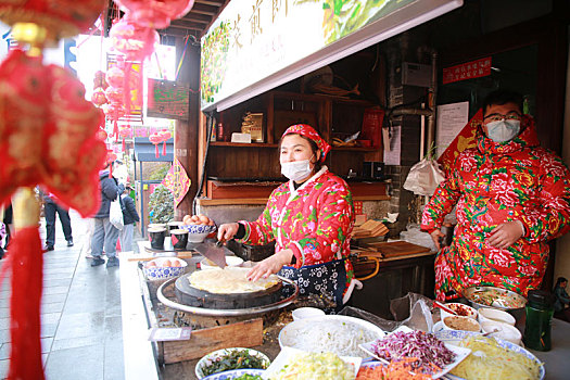 文旅市场红红火火,游客逛古街品美食享受春节假期