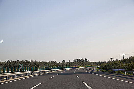 平坦干净的高速公路