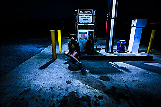 美女,帽子,坐,靠近,油泵,加油站,夜晚