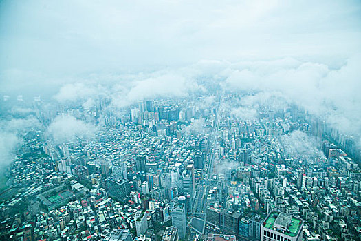 台湾台北市127大厦上眺望云雾中的台北市景