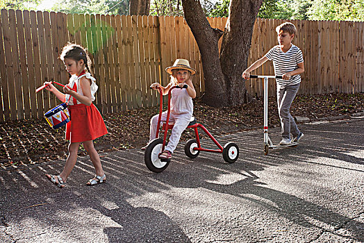 三个孩子,迷你,游行,鼓,骑,三轮车,滑板车