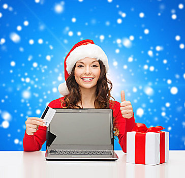 圣诞节,休假,科技,购物,概念,微笑,女人,圣诞老人,帽子,信用卡,礼盒,笔记本电脑,展示,竖大拇指,手势,上方,蓝色,雪,背景