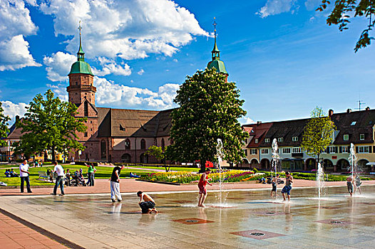玩耍,喷泉,市场,正面,教区,教堂,佛洛伊登希塔特,黑森林,巴登符腾堡,德国,欧洲