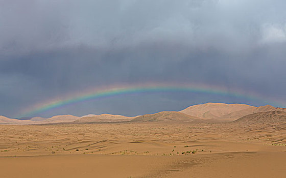 内蒙古巴丹吉林沙漠彩虹