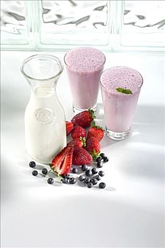 牛奶,两个,玻璃杯,草莓奶昔,围绕,水果