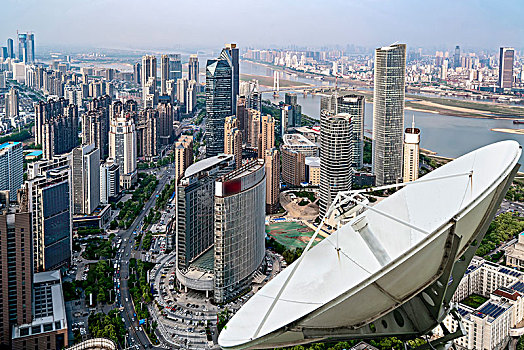 城市上空的衛星信號接收機