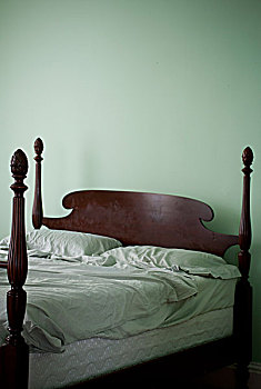 凌乱,床,绿色,墙壁