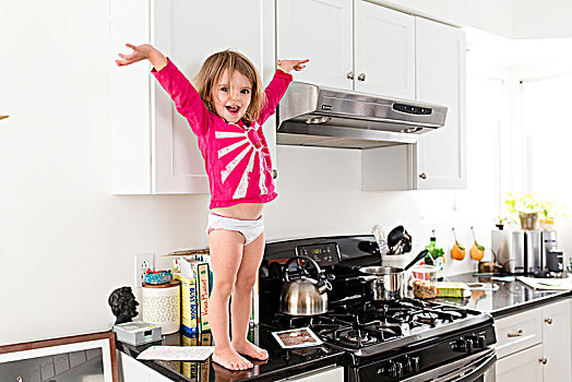 女孩,穿,粉色,衬衫,内裤,站立,厨房操作台,靠近,炉子,抬臂,看镜头