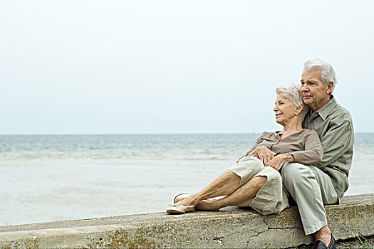 老年,夫妻,坐,一起,海滩,搂抱,观景