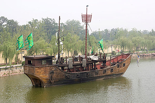 河南开封清明上河园内的宋代木船