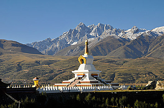 四川甘孜藏族自治州甘孜县白塔公园的大白塔