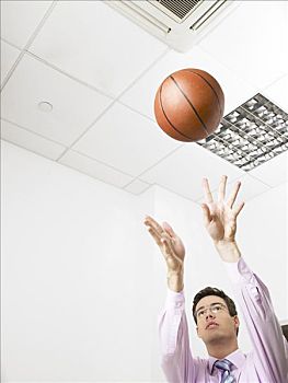 商务人士,办公室,投掷,篮球