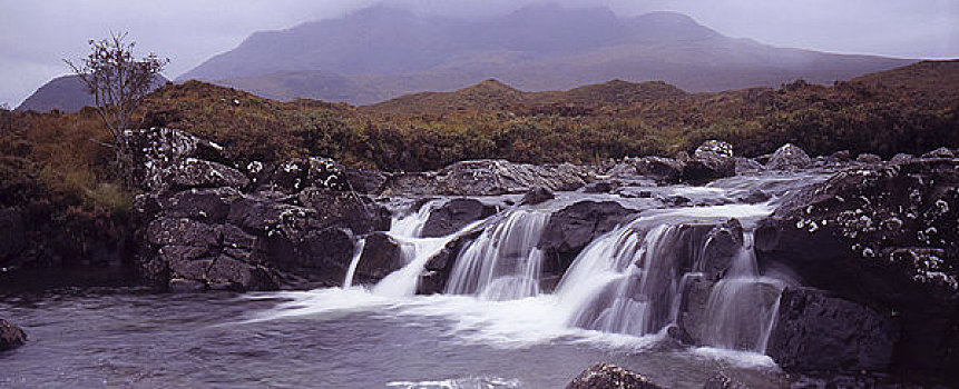 苏格兰,斯凯岛,全景,河,瀑布,薄雾,山峦,背景