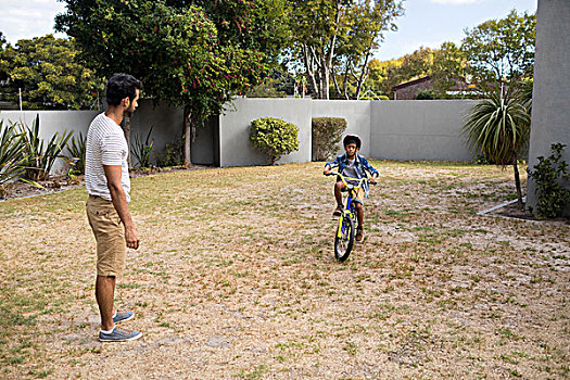 父亲,看,儿子,骑自行车,地点,院子