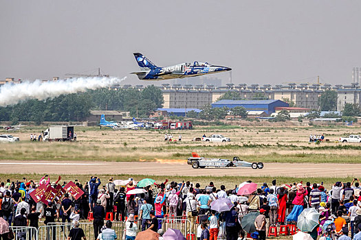 河南安阳,第十一届安阳航空运动文化旅游节开幕,飞机与汽车摩托车竞速竞技,上演速度与激情