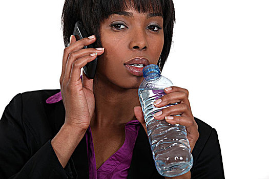 职业女性,接电话,用瓶子喝,水