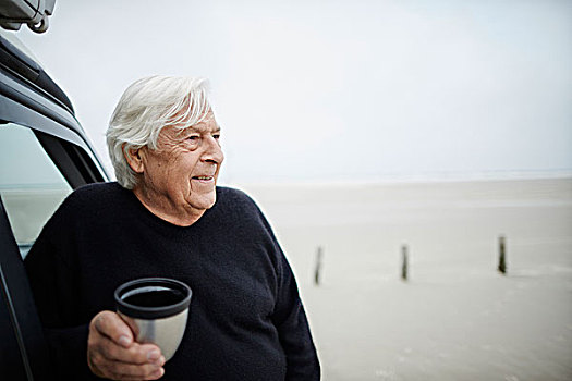 高兴,老人,喝咖啡,汽车,冬天,海滩