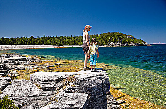女青年,女儿,尼亚加拉,悬崖,靠近,漂石,海滩,国家公园,安大略省,加拿大