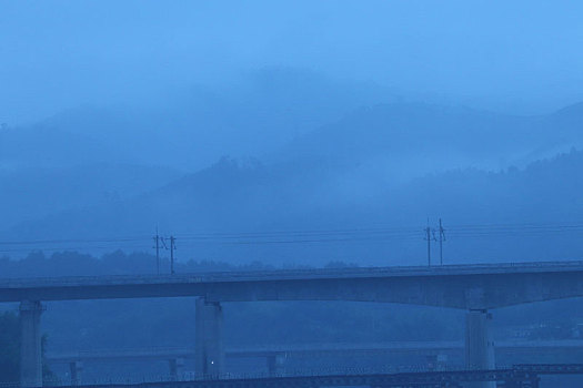 烟雨江桥