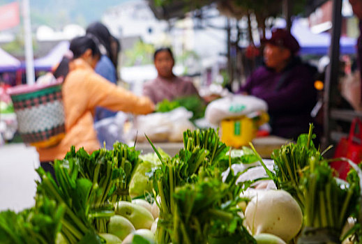重庆酉阳,低温下的乡村菜市场