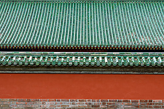 红墙琉璃瓦房顶
