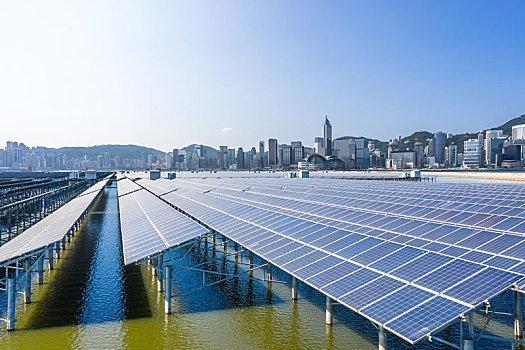太阳能发电站与城市天际线