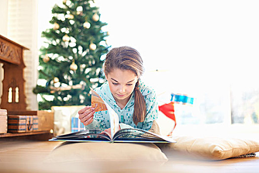 女孩,躺着,客厅,地面,读,书本,圣诞节
