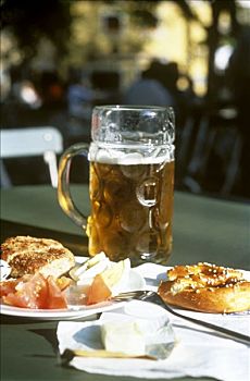 一升啤酒,酒吧,午餐,椒盐卷饼