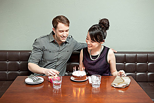 年轻,情侣,庆贺,生日,餐馆