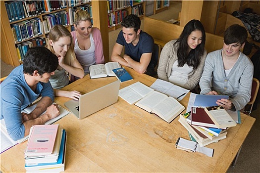 群体,学生,坐,桌子,图书馆,学习,笔记本电脑
