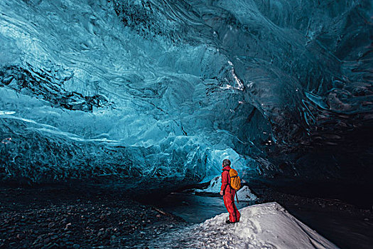 男人,仰视,冰,洞穴,瓦特纳冰川,国家公园,冰岛