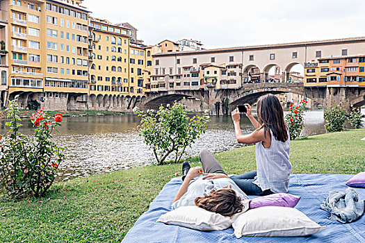 女同性恋伴侣,毯子,数码相机,摄影,维奇奥桥,上方,阿尔诺河,佛罗伦萨,托斯卡纳,意大利