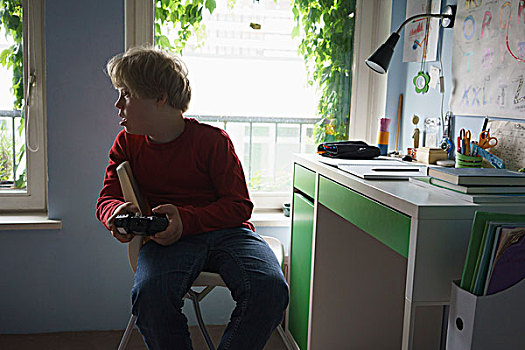 男孩,玩,电子游戏,坐,椅子,房间