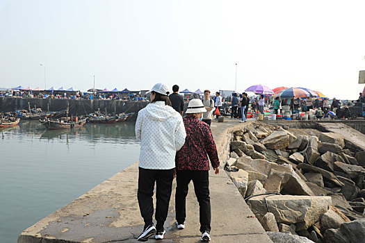山東省日照市,漁船回港,市民逛漁碼頭淘鮮