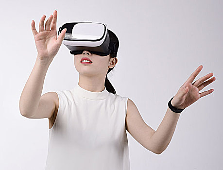 戴著VR眼鏡的女人