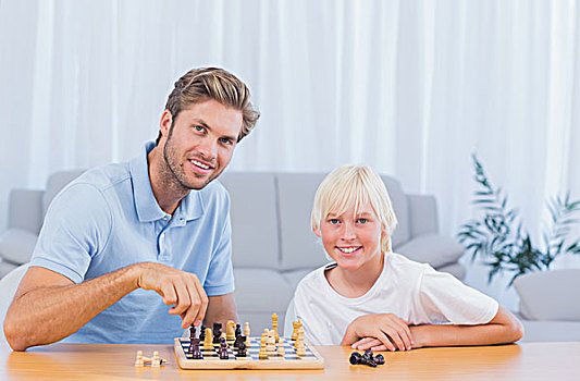 小男孩,玩,下棋,父亲,客厅