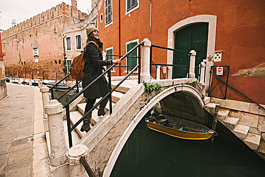 女人,穿过,桥,上方,运河,威尼斯,意大利