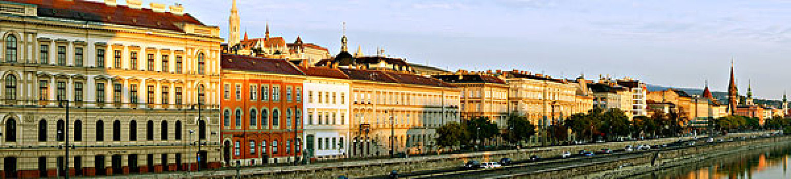 匈牙利布达佩斯,多瑙河畔建筑