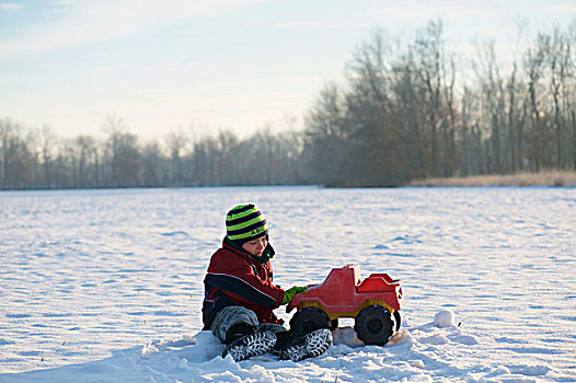 男孩,玩,卡车,雪中