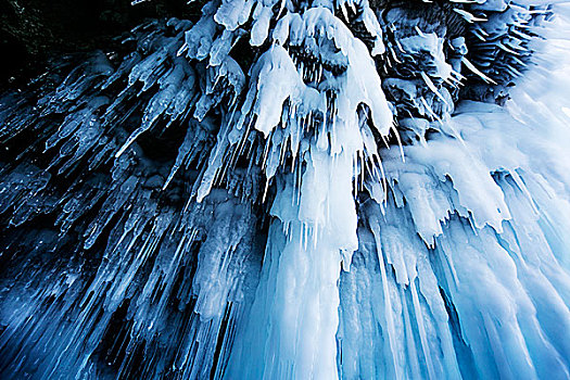 贝加尔湖的蓝冰冰挂