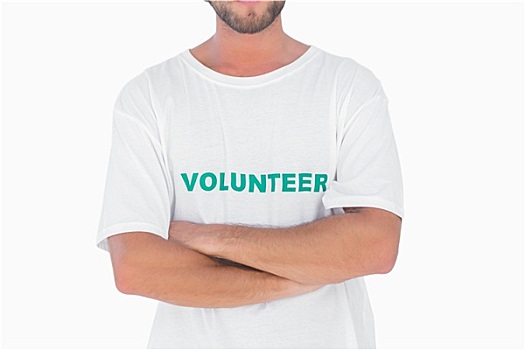 男人,穿,志愿者,t恤,双臂交叉,白色背景,背景